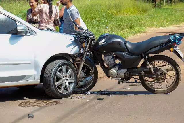 Batida entre moto e carro deixa motocicleta presa em Jardim Noroeste