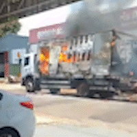 Caminhão com resíduos tóxicos pega fogo na Rua Ceará em 9 de janeiro
