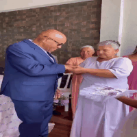 Casal de idosos prova que nunca é tarde para o amor e se casa aos 66 e 70 anos