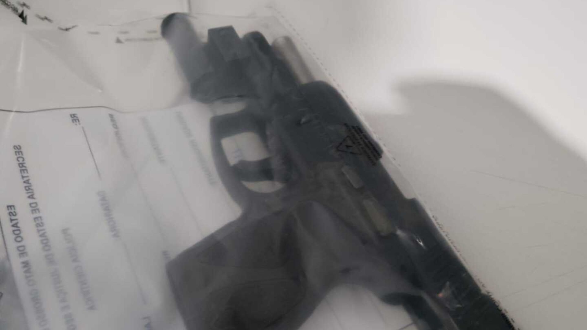 Pistola apreendida no local. (Reprodução: Osvaldo Duarte, Dourados News)