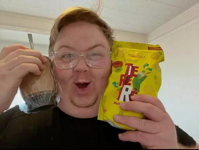 Gringo toma tereré com suco de maçã e viraliza nas redes sociais