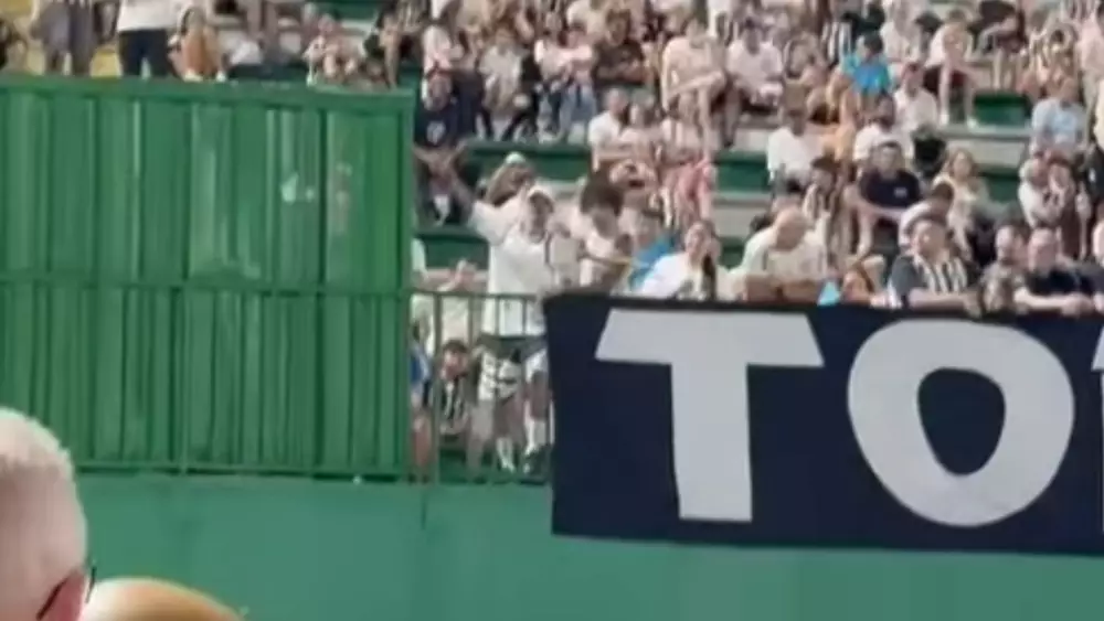 Torcedor do Santos imita avião em provocação à Chapecoense após derrotaFoto ReproduçãoInst...