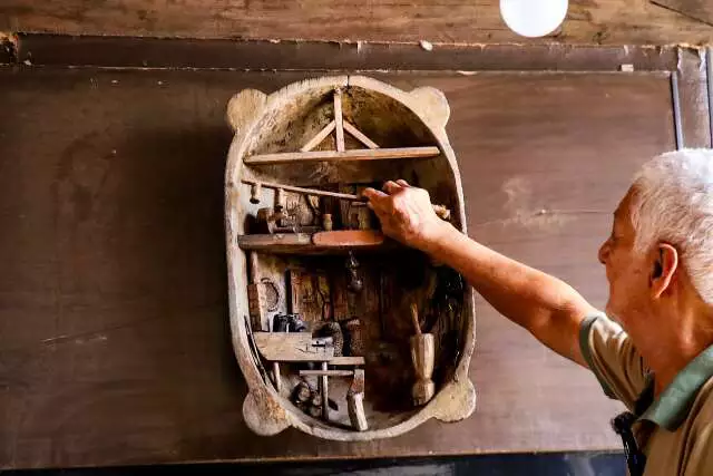 O Artesão que Transforma Madeira em Arte e Memórias