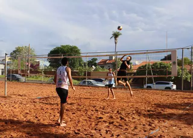 Praça pública em MS revela talentos do vôlei de praia e transforma comunidade
