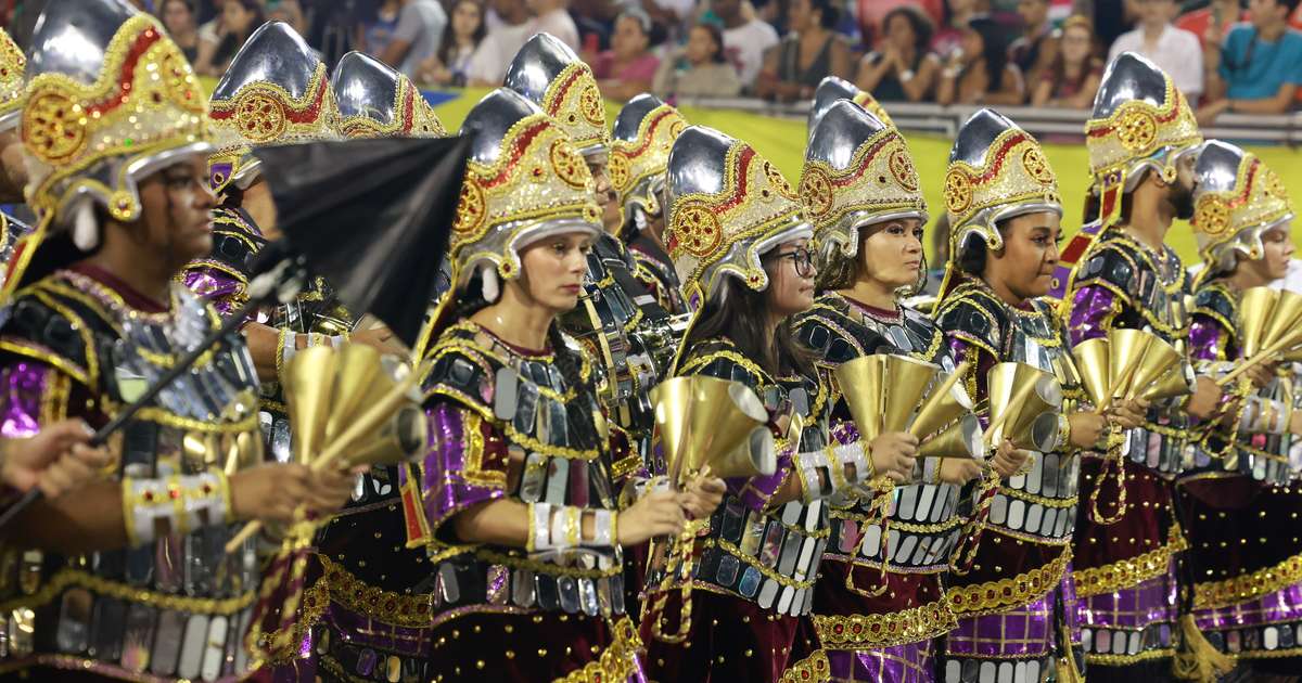 Desfile da escola de samba Rosas de Ouro pelo Grupo Especial do Carnaval 2025 de São Paulo, no S...