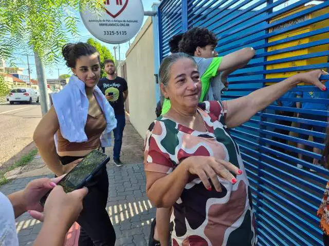 família madruga na fila por ofertas