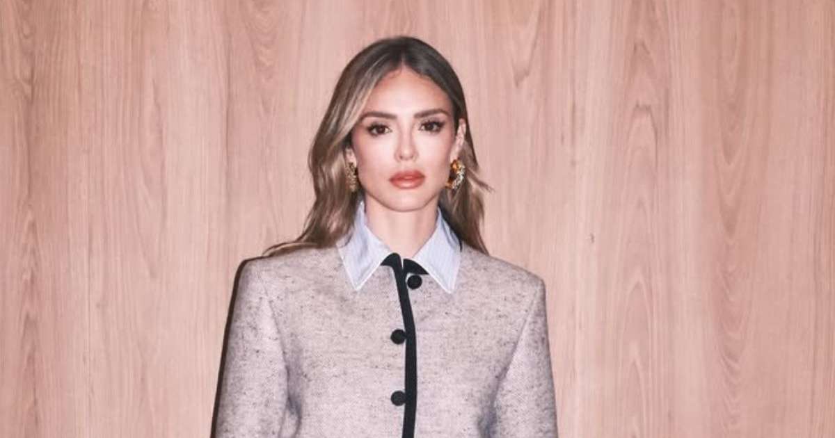 Isabelle Drummond posanda caracterizada como Naiane, sua personagem em Coração Acelerado Foto: ...