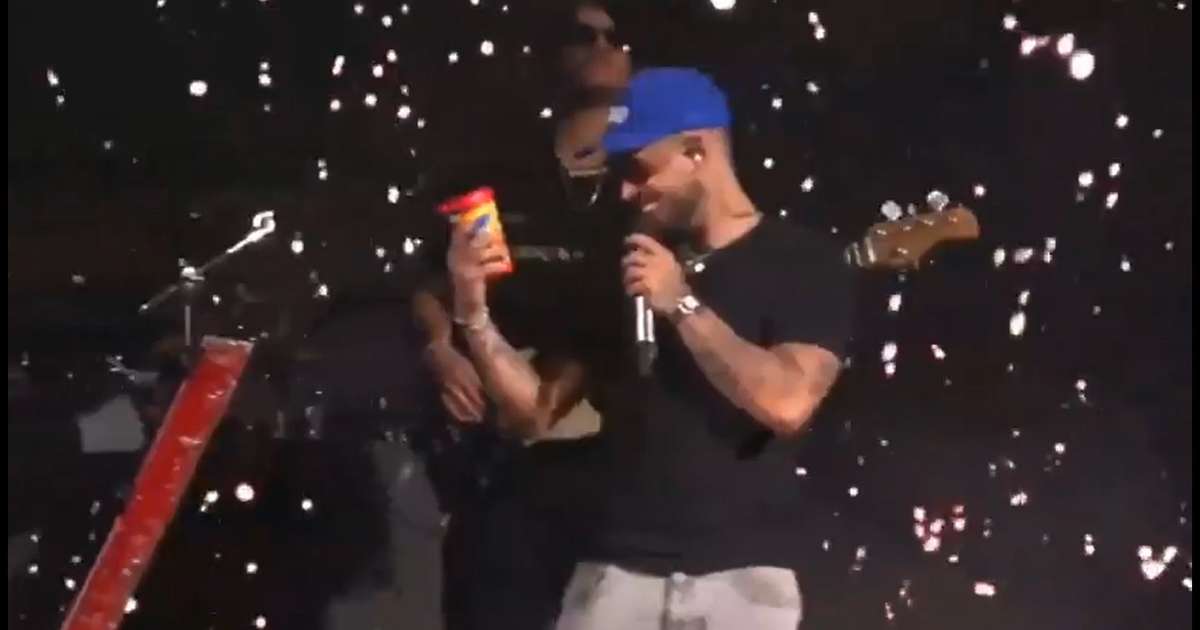 Cantor foi filmado sorrindo ao ver imagem da ex-namorada durante show em Goiás Foto: Reproduçã...