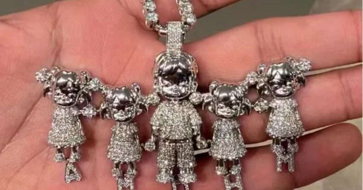 Neymar postou foto de um cordão com pingentes que homenageia cinco crianças. O jogador, no enta...